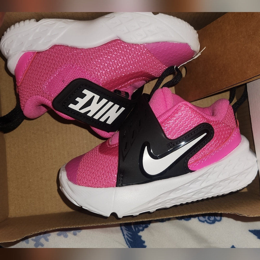 NEW - Nike Team Hustle D12 (NO BOX) Size 5C Toddler